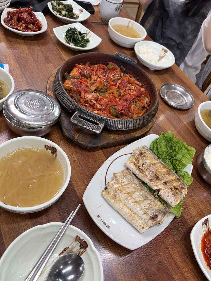 냄비에 끓인 갈치조림과 노릇한 갈치구이
