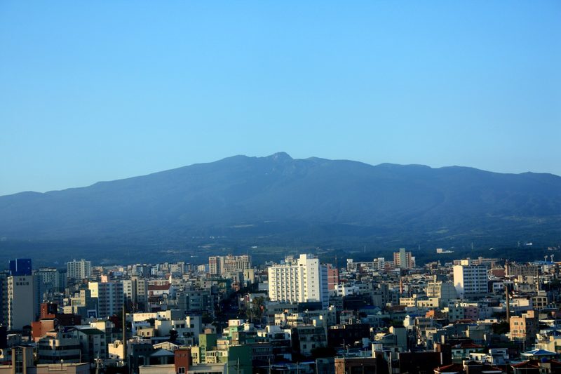 제주시 시가지 너머로 길게 펼쳐진 한라산
